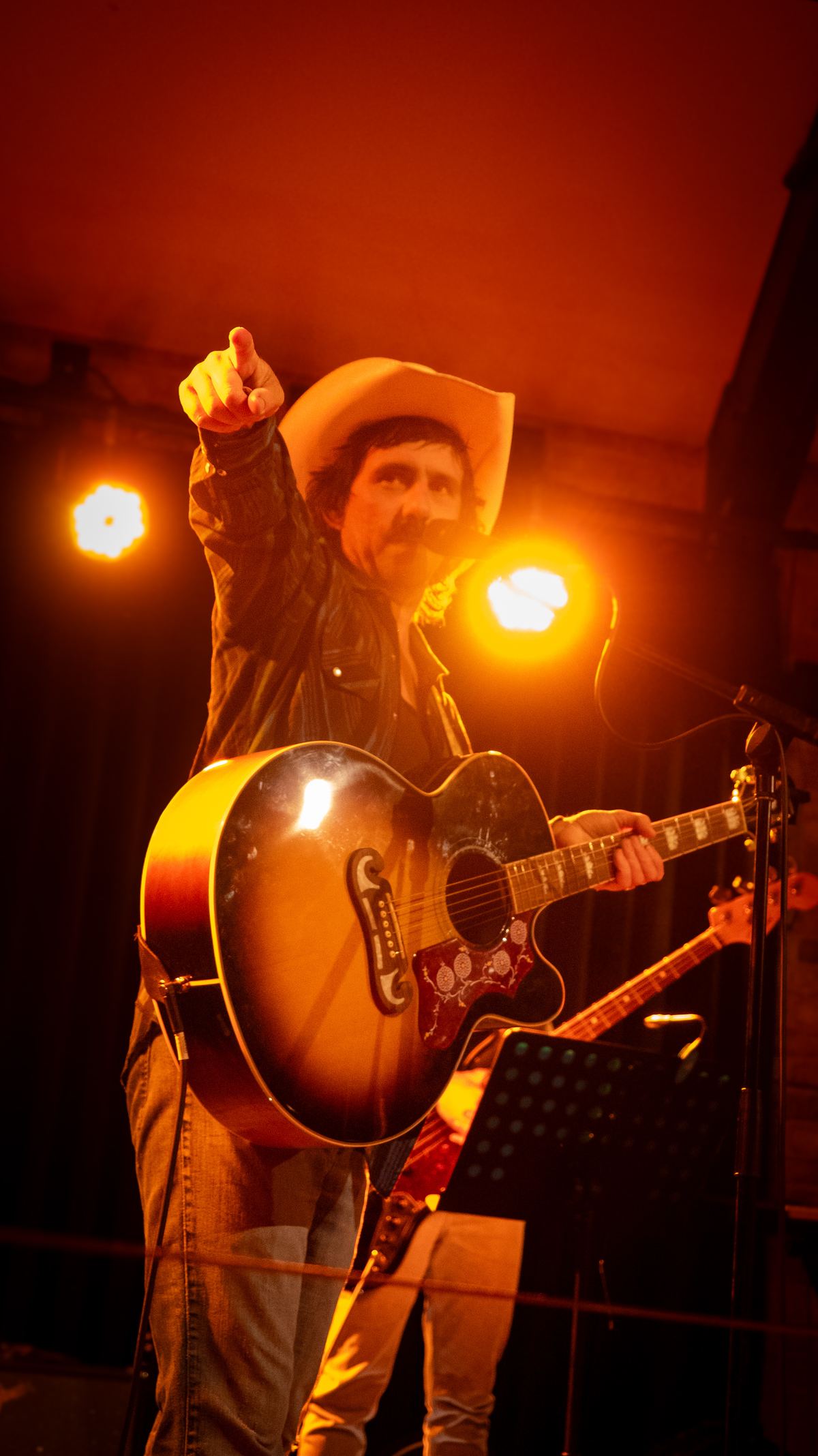Dave Kent pointing to the crowd mid-set